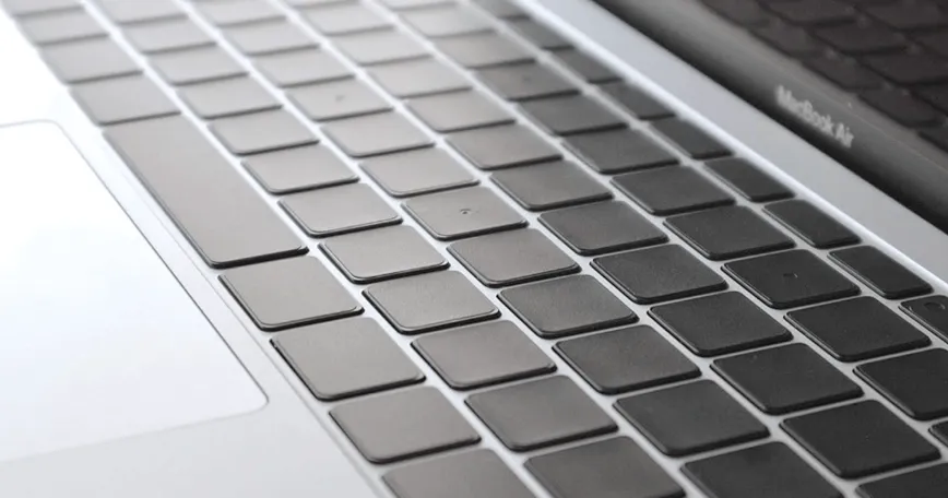 MacBookシリーズのキーボードを無刻印化する方法のサムネイル