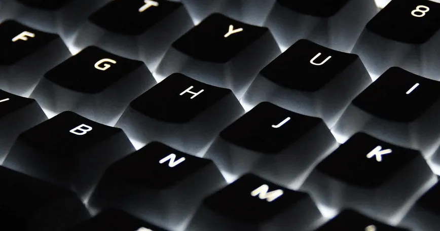 光ると何が良い？バックライト付きキーボードのメリットとデメリットのサムネイル