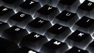 光ると何が良い？バックライト付きキーボードのメリットとデメリットのサムネイル