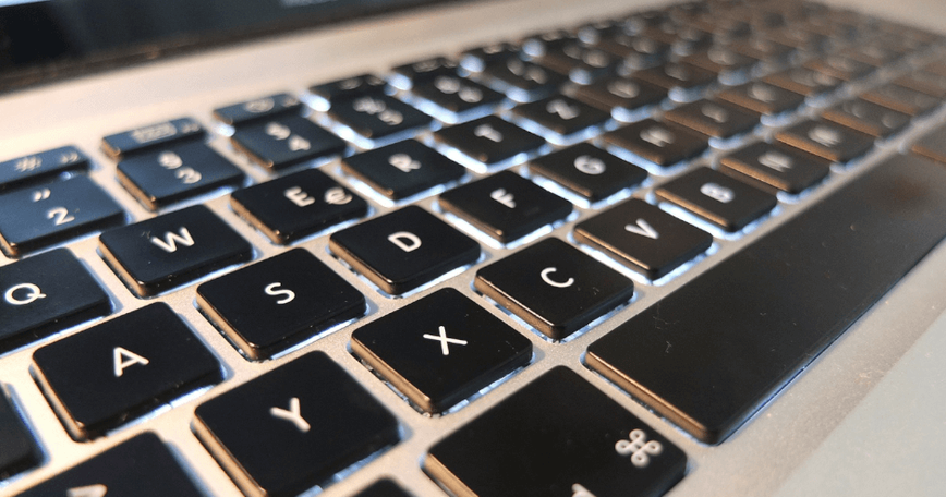 故障したMacBookのキーボードは自分で修理できる？のサムネイル